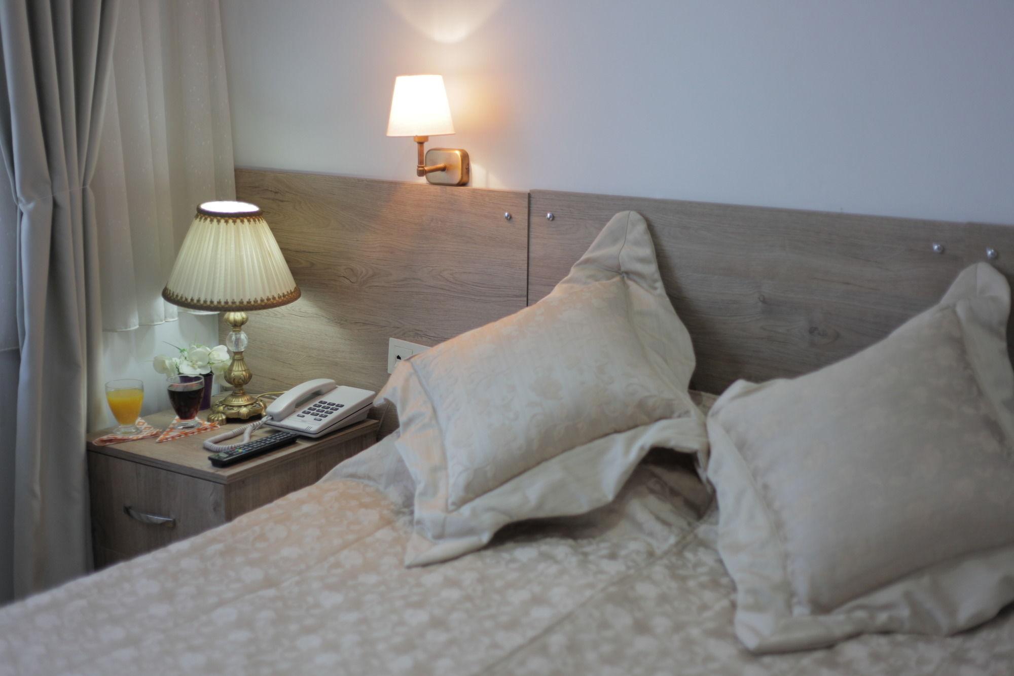 Rozza Hotel Istambul Exterior foto A bed with two pillows