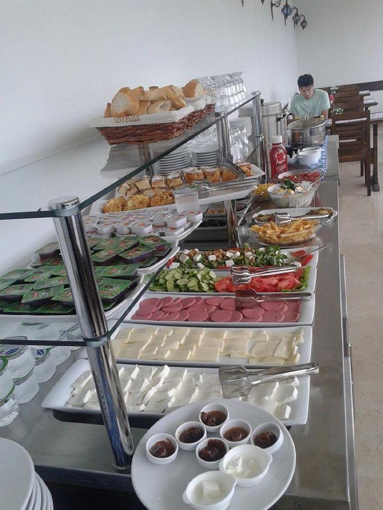 Rozza Hotel Istambul Exterior foto Meze at a buffet