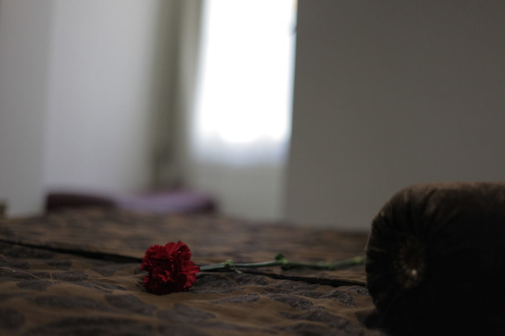 Rozza Hotel Istambul Exterior foto A rose on the grave of a victim of the 2011 Syrian uprising