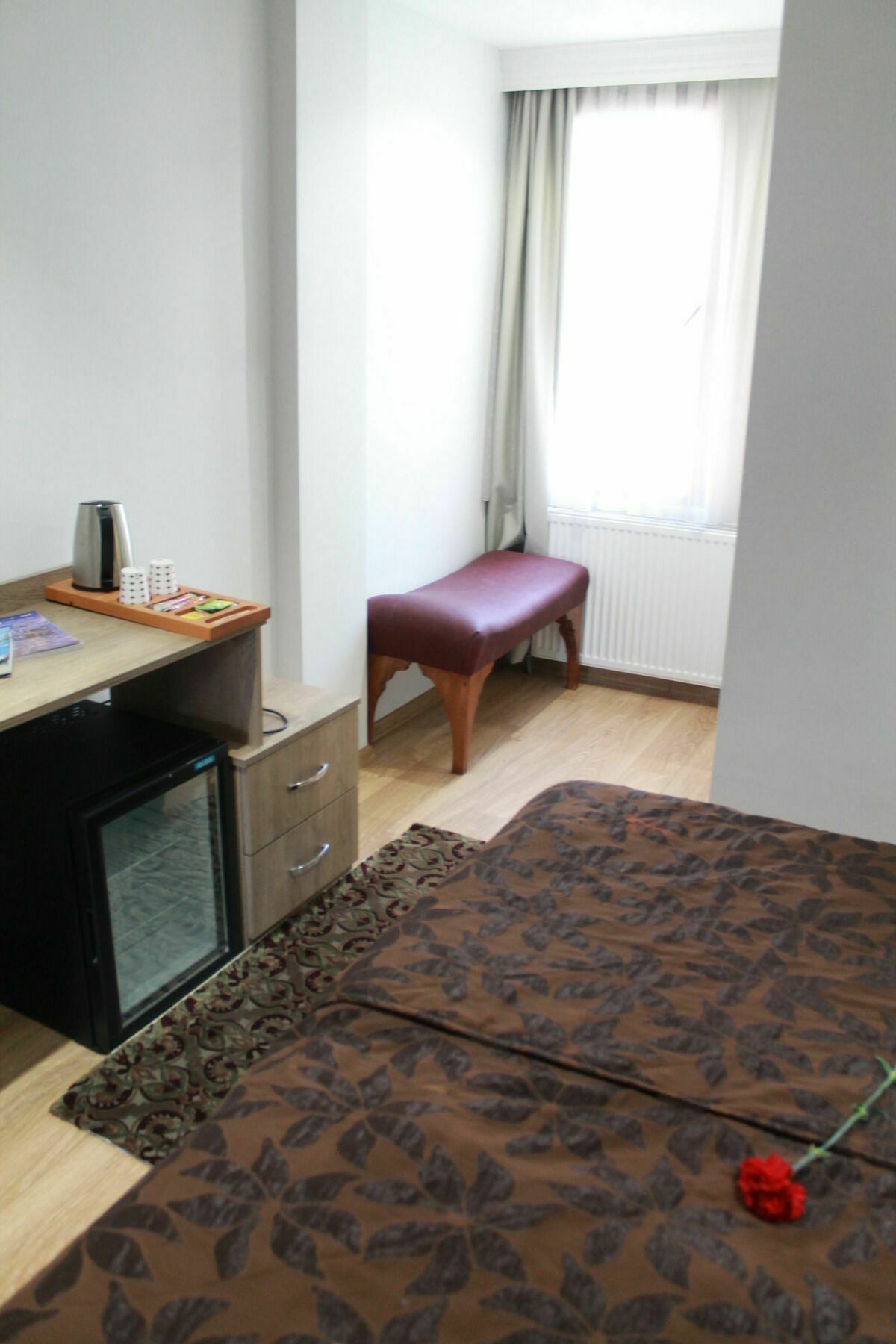 Rozza Hotel Istambul Exterior foto A bench in a hotel room