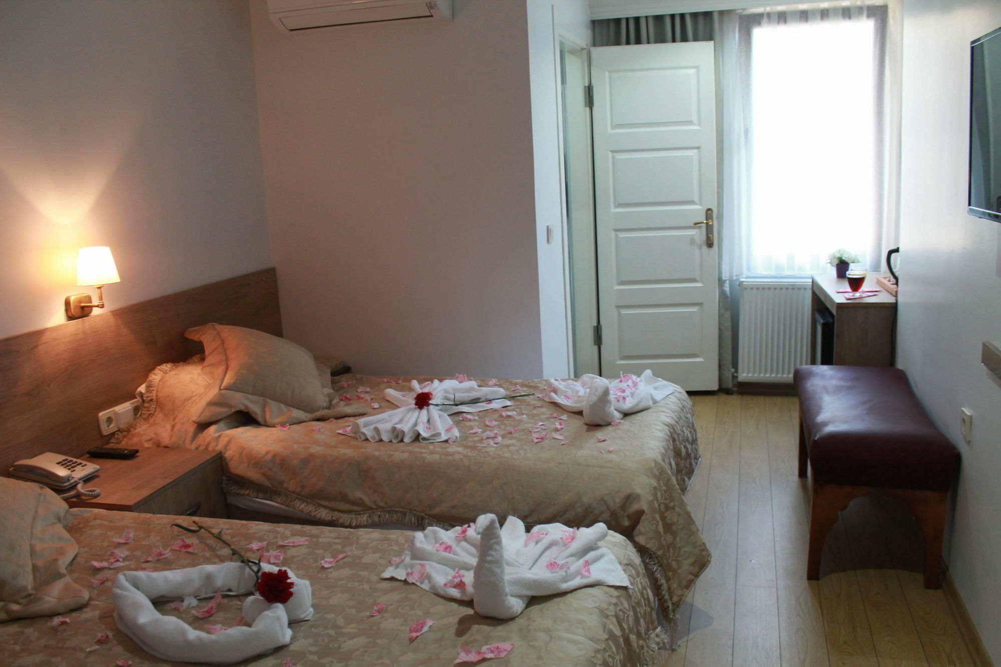 Rozza Hotel Istambul Exterior foto A room at the hotel